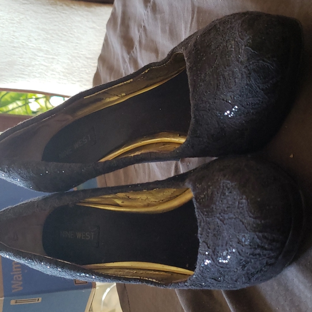 Black pumps